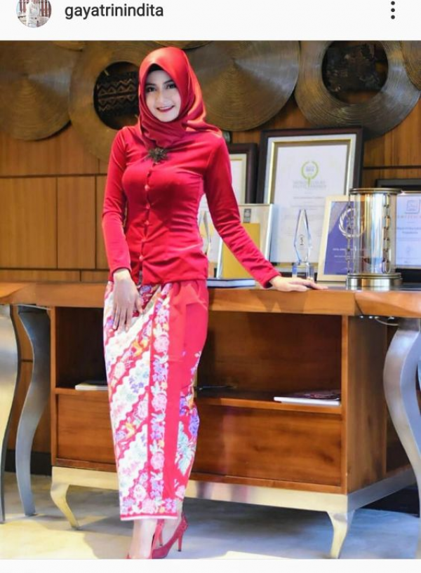 Desain Kebaya Wisuda Yang Cantik Dan Menarik 6